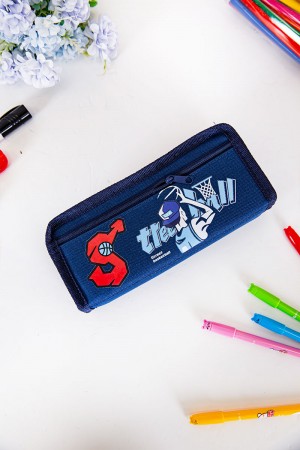 مقلمة مدرسية بناتي لون وردي مزينة بكتابات و رسومات كرتونية من الأمام و بجيوب متعددة 