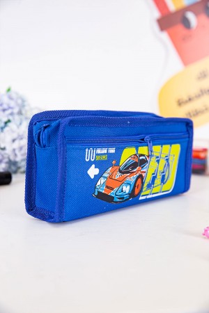 مقلمة مدرسية ولادي لون أزرق مزينة بكتابات و رسومات كرتونية من الأمام و بجيوب متعددة 