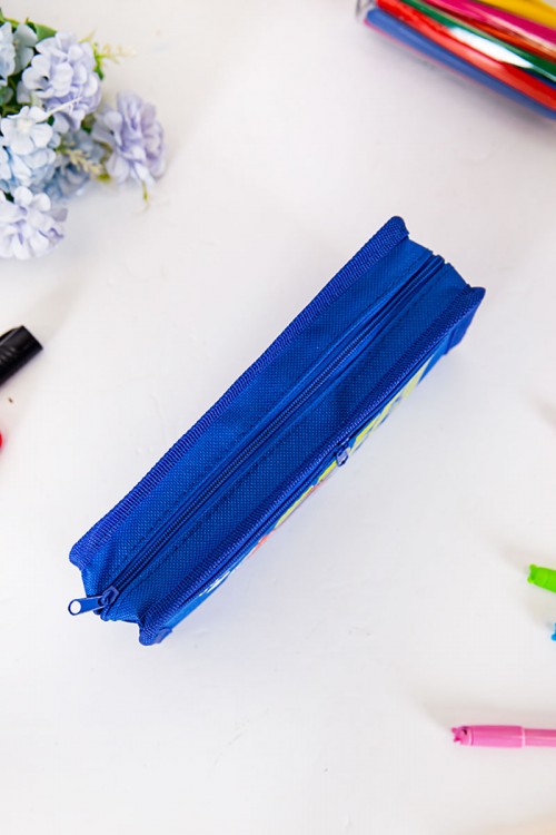 مقلمة مدرسية ولادي لون أزرق مزينة بكتابات و رسومات كرتونية من الأمام و بجيوب متعددة