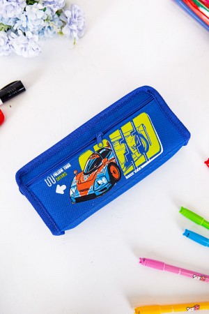 مقلمة مدرسية ولادي لون أزرق مزينة بكتابات و رسومات كرتونية من الأمام و بجيوب متعددة 