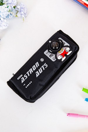 مقلمة مدرسية ولادي لون أسود مزينة بكتابات و رسومات كرتونية من الأمام و بجيوب متعددة 