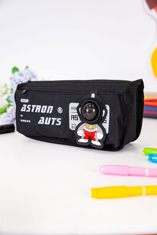 مقلمة مدرسية ولادي لون أسود مزينة بكتابات و رسومات كرتونية من الأمام و بجيوب متعددة