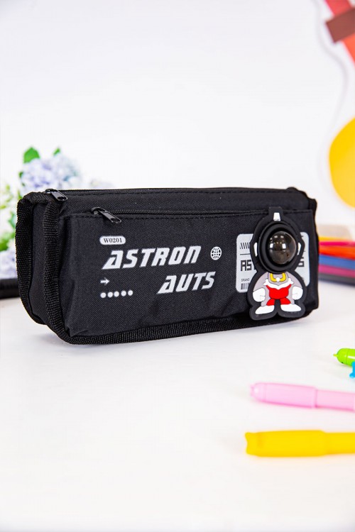 مقلمة مدرسية ولادي لون أسود مزينة بكتابات و رسومات كرتونية من الأمام و بجيوب متعددة