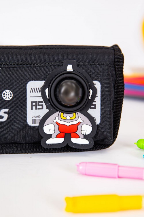 مقلمة مدرسية ولادي لون أسود مزينة بكتابات و رسومات كرتونية من الأمام و بجيوب متعددة