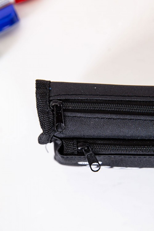 مقلمة مدرسية ولادي لون أسود مزينة بكتابات و رسومات كرتونية من الأمام و بجيوب متعددة