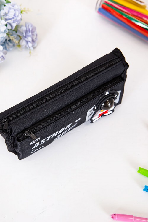 مقلمة مدرسية ولادي لون أسود مزينة بكتابات و رسومات كرتونية من الأمام و بجيوب متعددة