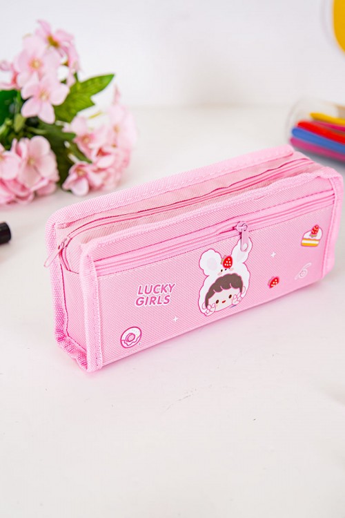 مقلمة مدرسية بناتي لون وردي مزينة بكتابات و رسومات كرتونية من الأمام و بجيوب متعددة