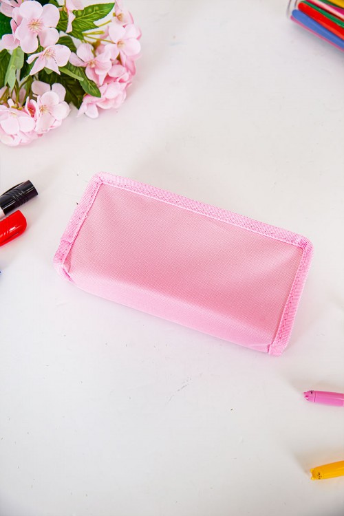 مقلمة مدرسية بناتي لون وردي مزينة بكتابات و رسومات كرتونية من الأمام و بجيوب متعددة