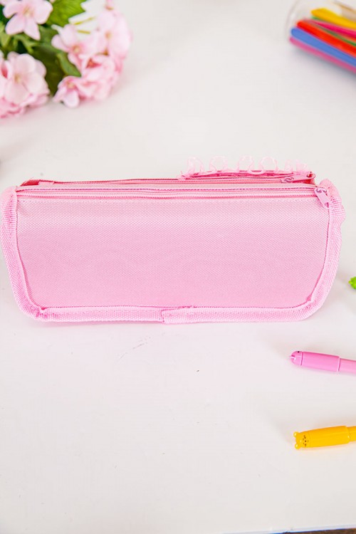 مقلمة مدرسية بناتي لون وردي مزينة بكتابات و رسومات كرتونية من الأمام و بجيوب متعددة