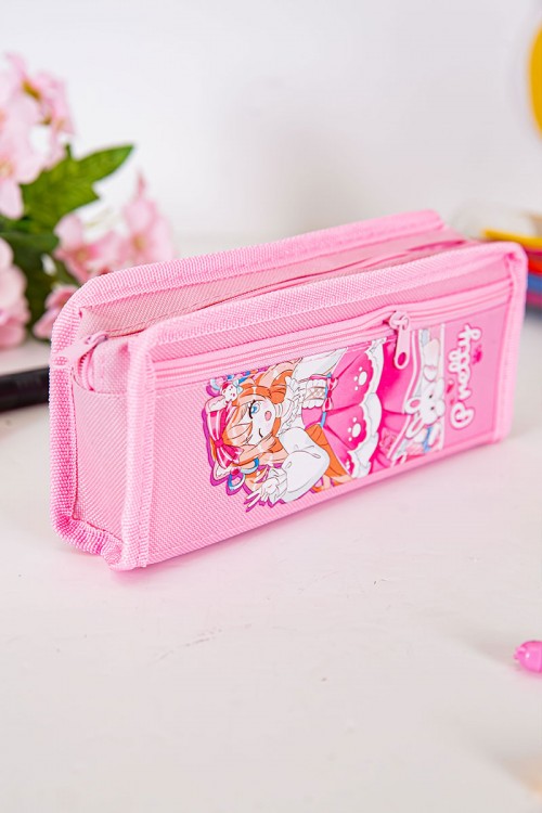 مقلمة مدرسية بناتي لون وردي مزينة بكتابات و رسومات كرتونية من الأمام و بجيوب متعددة