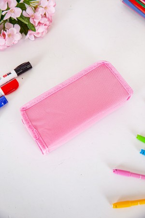 مقلمة مدرسية بناتي لون وردي مزينة بكتابات و رسومات كرتونية من الأمام و بجيوب متعددة 