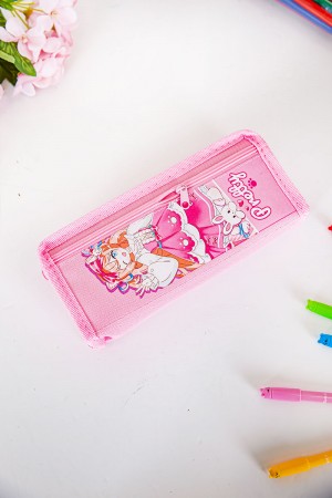 مقلمة مدرسية بناتي لون وردي مزينة بكتابات و رسومات كرتونية من الأمام و بجيوب متعددة 