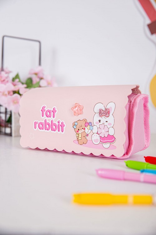 مقلمة مدرسية بناتي لون وردي مزينة بكتابات و رسومات كرتونية من الأمام و بجيوب متعددة