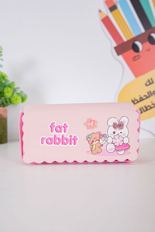 مقلمة مدرسية بناتي لون وردي مزينة بكتابات و رسومات كرتونية من الأمام و بجيوب متعددة