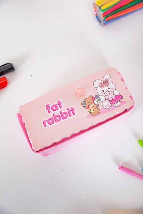 مقلمة مدرسية بناتي لون وردي مزينة بكتابات و رسومات كرتونية من الأمام و بجيوب متعددة