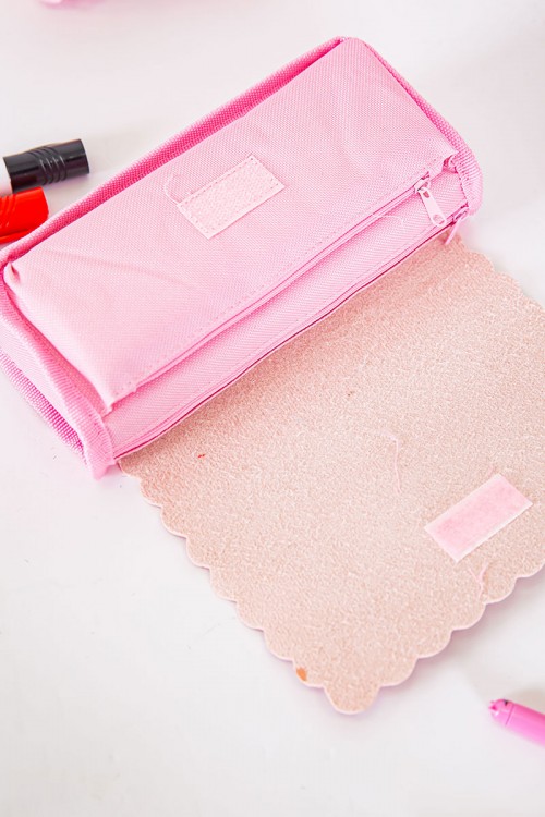 مقلمة مدرسية بناتي لون وردي مزينة بكتابات و رسومات كرتونية من الأمام و بجيوب متعددة