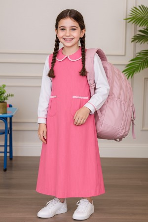 مريول بناتي مدرسي لون وردي مع قميص أبيض متصل بياقة مطوية و جيوب من الأمام و سحاب و رباط في الخلف 