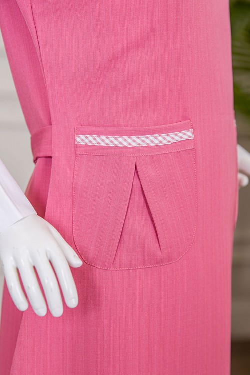 مريول بناتي مدرسي لون وردي مع قميص أبيض متصل بياقة مطوية و جيوب من الأمام و سحاب و رباط في الخلف