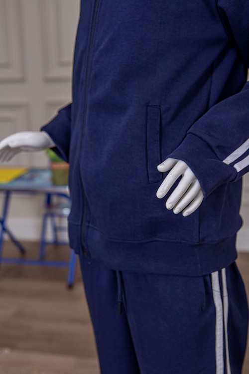 طقم رياضي بناتي مدارس 3 قطع لون كحلي تيشيرت أبيض داخلي و جاكيت ذو أكمام طويلة بسحاب و جيوب من الأمام و بنطلون برباط و زم من الأسفل