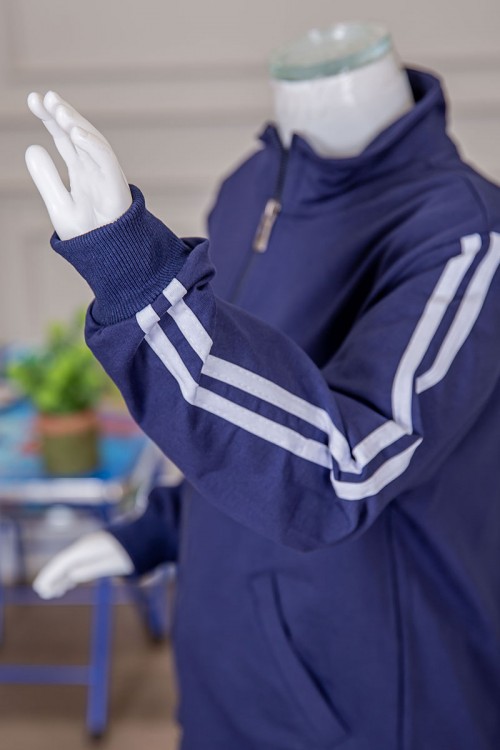 طقم رياضي بناتي مدارس 3 قطع لون كحلي تيشيرت أبيض داخلي و جاكيت ذو أكمام طويلة بسحاب و جيوب من الأمام و بنطلون برباط و زم من الأسفل