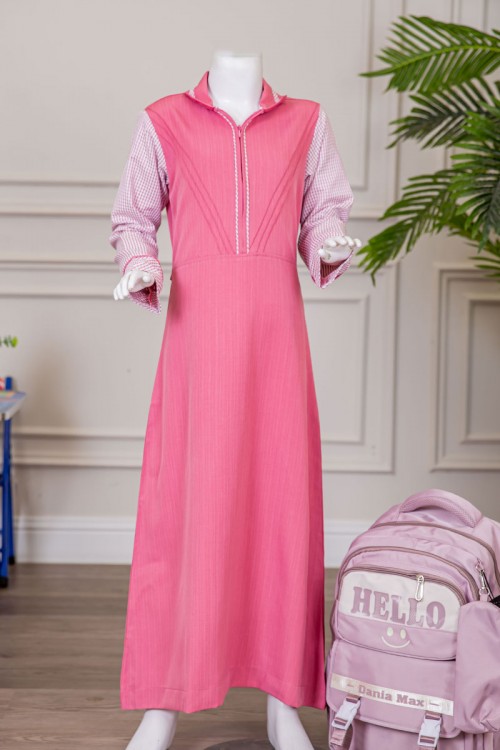 مريول بناتي مدرسي لون وردي مع قميص مربعات متصل بياقة مطوية و سحاب من الأمام و رباط في الخلف