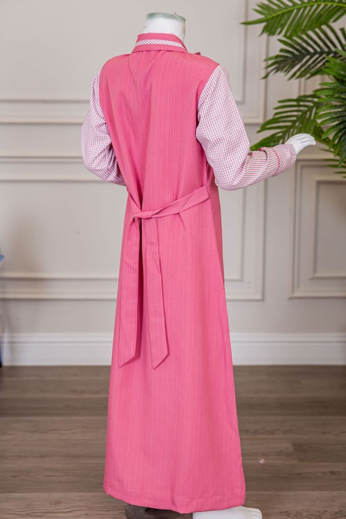 مريول بناتي مدرسي لون وردي مع قميص مربعات متصل بياقة مطوية و سحاب من الأمام و رباط في الخلف