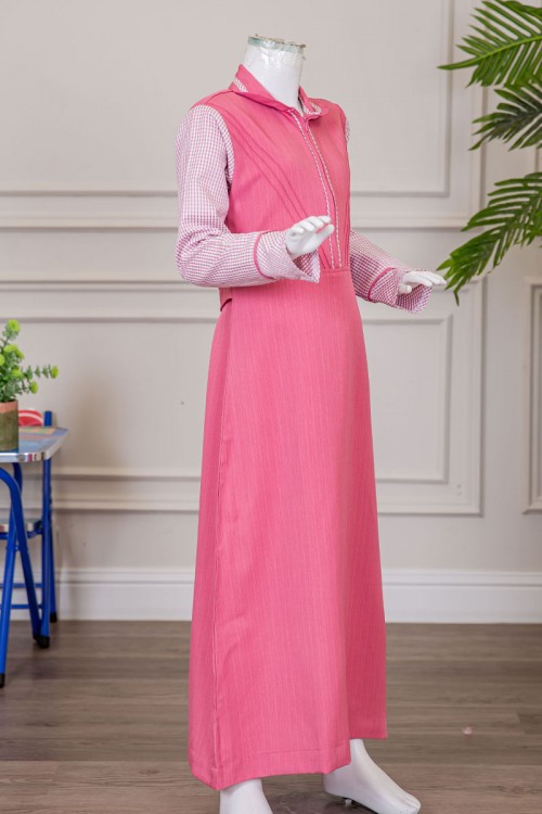 مريول بناتي مدرسي لون وردي مع قميص مربعات متصل بياقة مطوية و سحاب من الأمام و رباط في الخلف