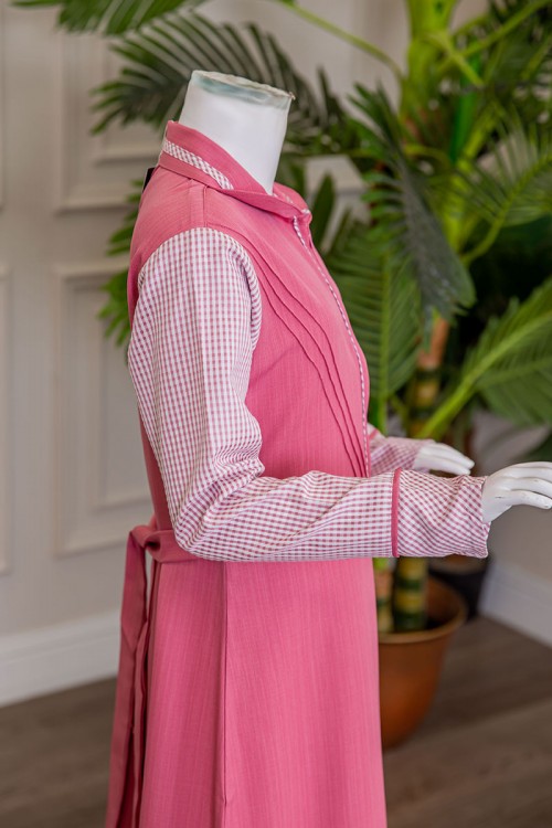 مريول بناتي مدرسي لون وردي مع قميص مربعات متصل بياقة مطوية و سحاب من الأمام و رباط في الخلف