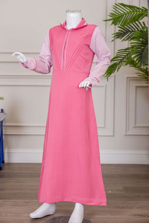 مريول بناتي مدرسي لون وردي مع قميص مربعات متصل بياقة مطوية و سحاب من الأمام و رباط في الخلف