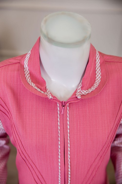 مريول بناتي مدرسي لون وردي مع قميص مربعات متصل بياقة مطوية و سحاب من الأمام و رباط في الخلف