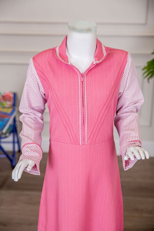 مريول بناتي مدرسي لون وردي مع قميص مربعات متصل بياقة مطوية و سحاب من الأمام و رباط في الخلف