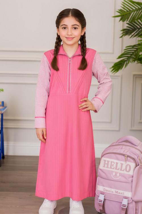 مريول بناتي مدرسي لون وردي مع قميص مربعات متصل بياقة مطوية و سحاب من الأمام و رباط في الخلف