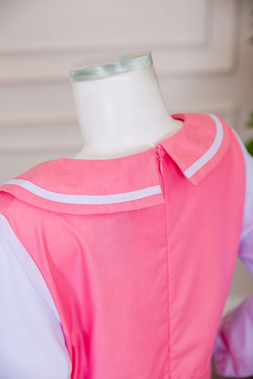 مريول بناتي مدرسي لون وردي مع قميص أبيض متصل بياقة مطوية و بخصر مزموم و سحاب من الخلف