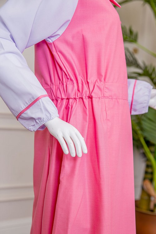 مريول بناتي مدرسي لون وردي مع قميص أبيض متصل بياقة مطوية و بخصر مزموم و سحاب من الخلف