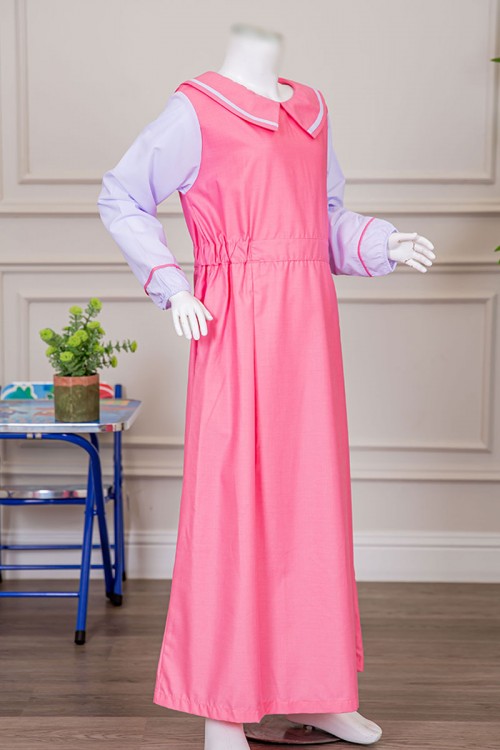 مريول بناتي مدرسي لون وردي مع قميص أبيض متصل بياقة مطوية و بخصر مزموم و سحاب من الخلف