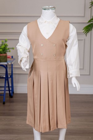 مريول مدرسي بناتي روضة لون بيج ياقة قصة سبعة بأزرار و كسرات من الأمام و رباط من الخلف مع قميص أبيض ياقة مطوية و بأزرار من الأمام و بأكمام طويلة 