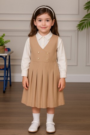 مريول مدرسي بناتي روضة لون بيج ياقة قصة سبعة بأزرار و كسرات من الأمام و رباط من الخلف مع قميص أبيض ياقة مطوية و بأزرار من الأمام و بأكمام طويلة 