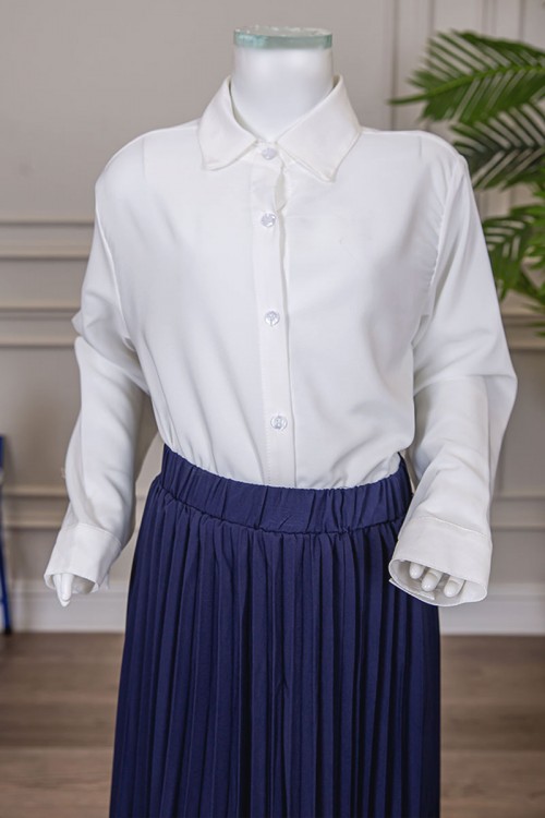مريول بناتي مدرسي مرحلة الثانوي قطعتين قميص أبيض بياقة مطوية و بأزرار من الأمام و الأكمام و تنورة لون كحلي بكسرات و خصر مزموم