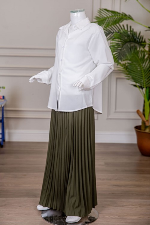 مريول بناتي مدرسي مرحلة المتوسط قطعتين قميص أبيض بياقة مطوية و بأزرار من الأمام و الأكمام و تنورة لون زيتي بكسرات و خصر مزموم