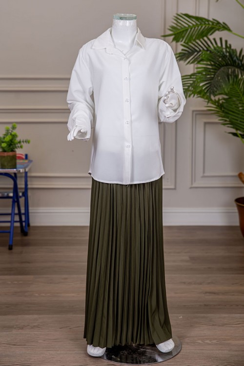 مريول بناتي مدرسي مرحلة المتوسط قطعتين قميص أبيض بياقة مطوية و بأزرار من الأمام و الأكمام و تنورة لون زيتي بكسرات و خصر مزموم