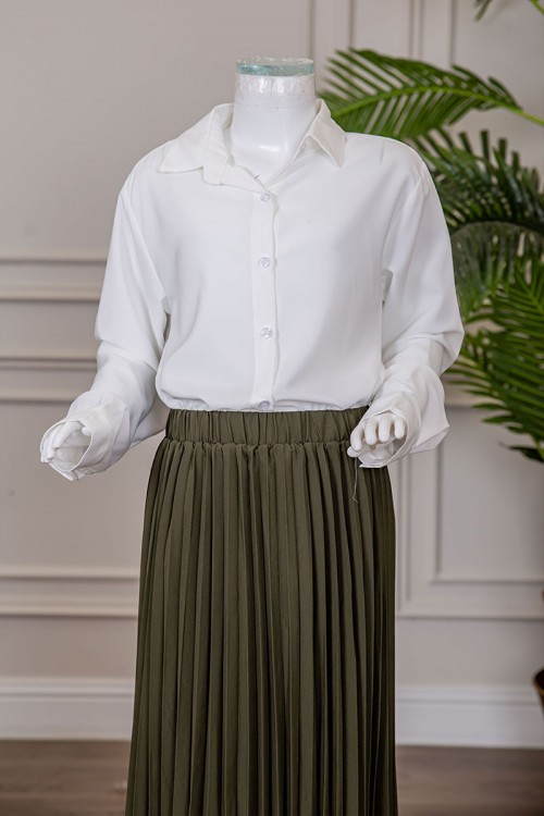 مريول بناتي مدرسي مرحلة المتوسط قطعتين قميص أبيض بياقة مطوية و بأزرار من الأمام و الأكمام و تنورة لون زيتي بكسرات و خصر مزموم