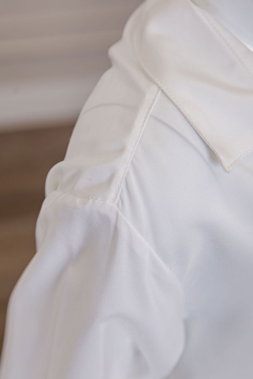 مريول بناتي مدرسي مرحلة المتوسط قطعتين قميص أبيض بياقة مطوية و بأزرار من الأمام و الأكمام و تنورة لون زيتي بكسرات و خصر مزموم