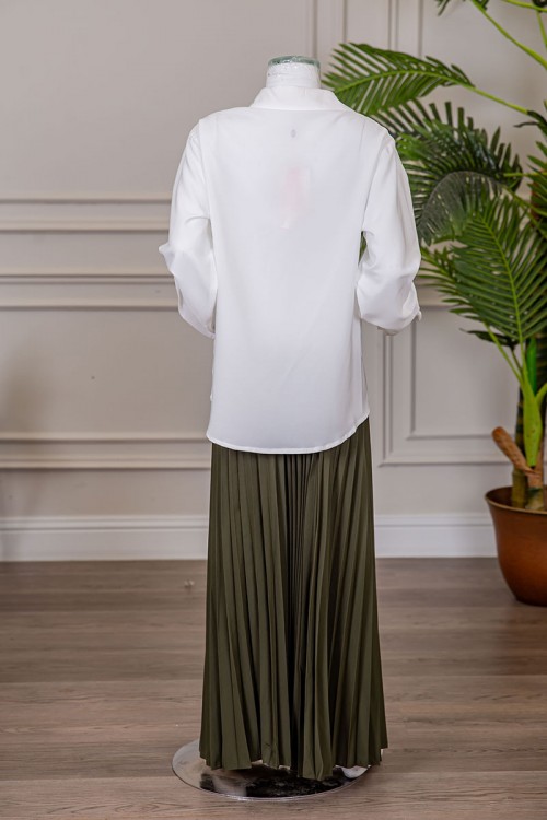 مريول بناتي مدرسي مرحلة المتوسط قطعتين قميص أبيض بياقة مطوية و بأزرار من الأمام و الأكمام و تنورة لون زيتي بكسرات و خصر مزموم