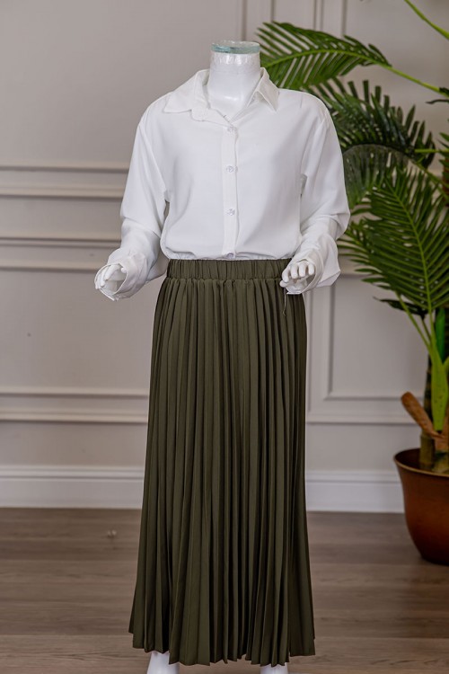 مريول بناتي مدرسي مرحلة المتوسط قطعتين قميص أبيض بياقة مطوية و بأزرار من الأمام و الأكمام و تنورة لون زيتي بكسرات و خصر مزموم