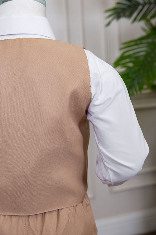 زي مدرسي ولادي 3 قطع قميص أبيض بياقة مطوية و أزرار من الأمام و الأكمام و بنطلون بيج