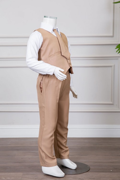 زي مدرسي ولادي 3 قطع قميص أبيض بياقة مطوية و أزرار من الأمام و الأكمام و بنطلون بيج