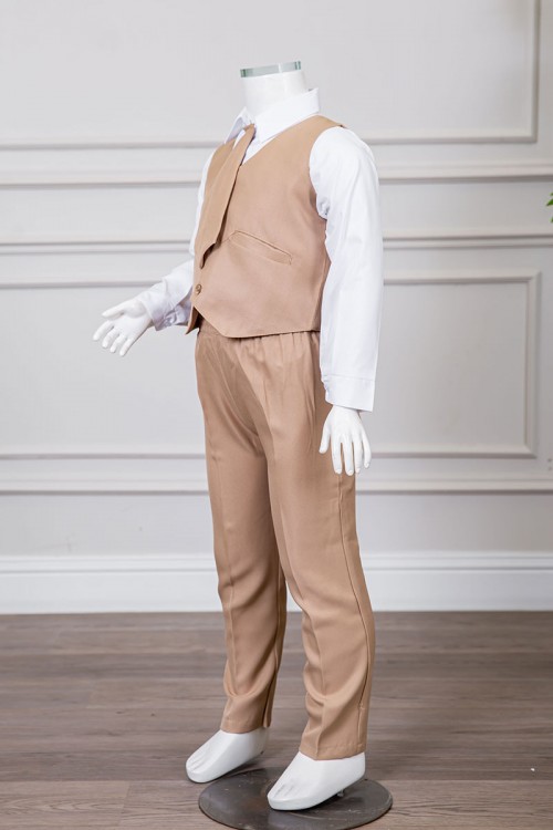 زي مدرسي ولادي 3 قطع قميص أبيض بياقة مطوية و أزرار من الأمام و الأكمام و بنطلون بيج