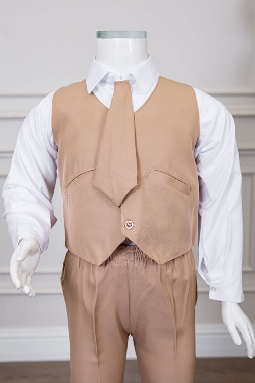 زي مدرسي ولادي 3 قطع قميص أبيض بياقة مطوية و أزرار من الأمام و الأكمام و بنطلون بيج