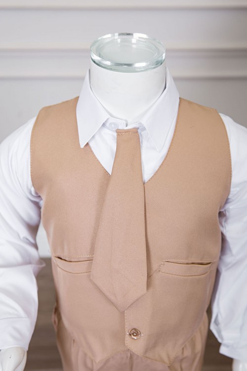 زي مدرسي ولادي 3 قطع قميص أبيض بياقة مطوية و أزرار من الأمام و الأكمام و بنطلون بيج