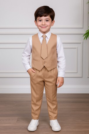 زي مدرسي ولادي 3 قطع قميص أبيض بياقة مطوية و أزرار من الأمام و الأكمام و بنطلون بيج